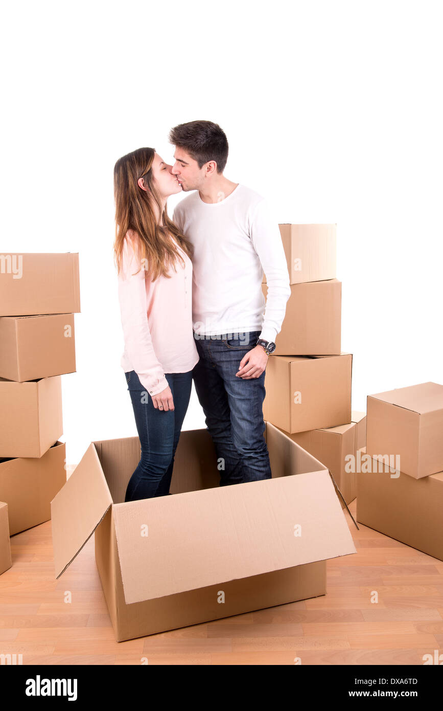 Couple heureux à l'intérieur d'une boîte dans de nouveaux accueil appartement Banque D'Images