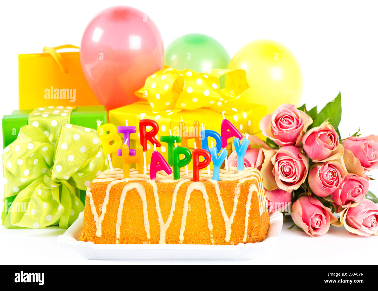 Joyeux Anniversaire Avec Partie De La Decoration De Fleurs Roses Des Gateaux Des Ballons Des Cadeaux Et Des Bougies Photo Stock Alamy