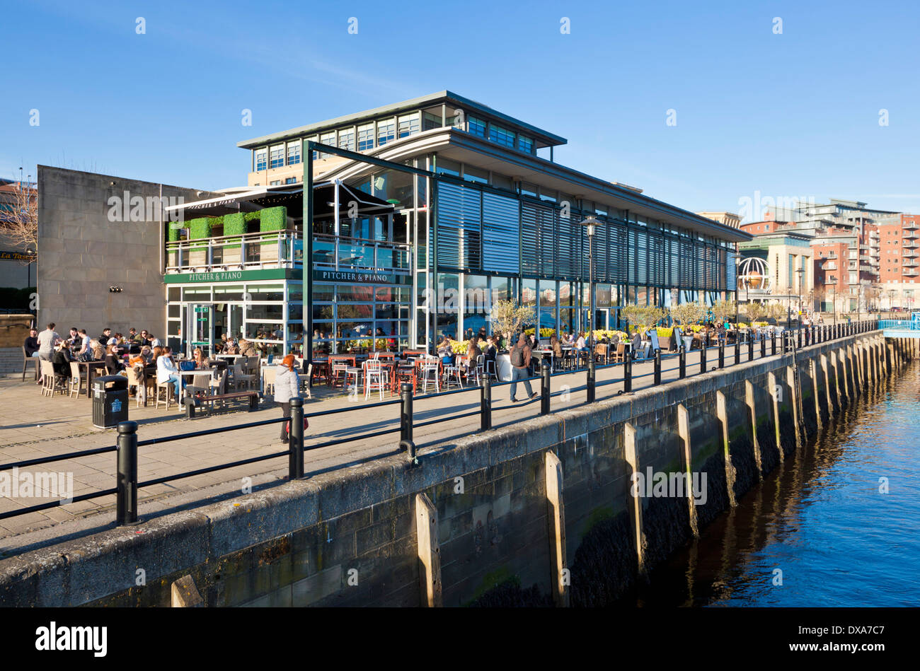 Le lanceur et un piano-bar et restaurant sur le quai de Newcastle upon Tyne Tyne et Wear Tyneside, Angleterre Royaume-uni GB EU Europe Banque D'Images