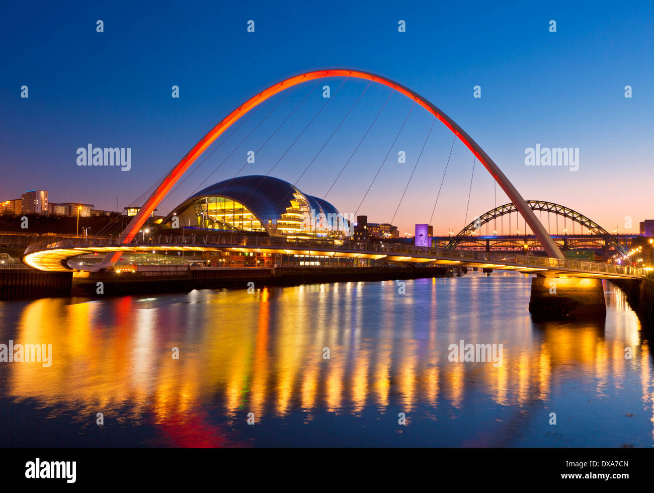 Newcastle sur Tyne skyline at night Gateshead Millennium Bridge over River Tyne Tyne et Wear Tyneside, Angleterre Royaume-uni GB EU Europe Banque D'Images