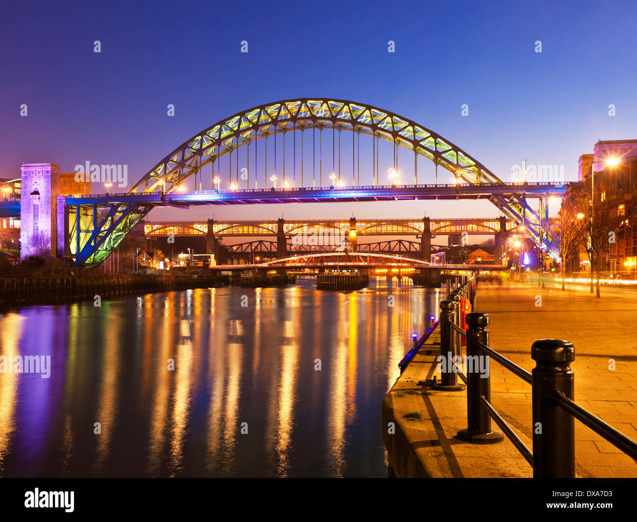 Skyline Gateshead Newcastle upon Tyne Tyne bridge over River Tyne Tyne et Wear Tyneside, Angleterre Royaume-uni GB EU Europe Banque D'Images