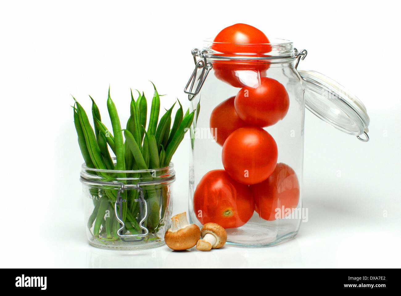 Les haricots et les tomates dans du verre Banque D'Images