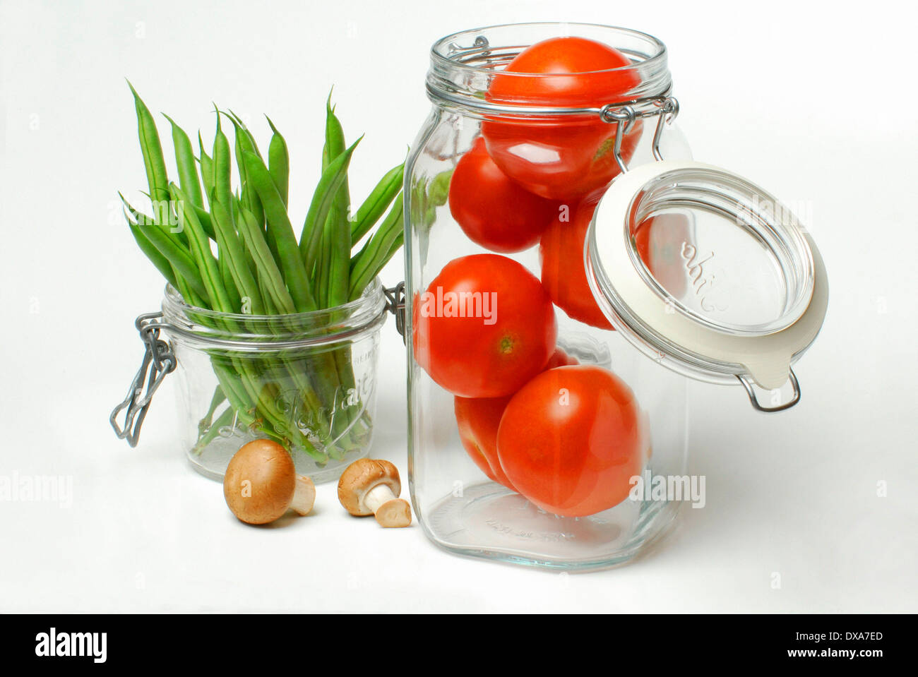 Les haricots et les tomates dans du verre Banque D'Images