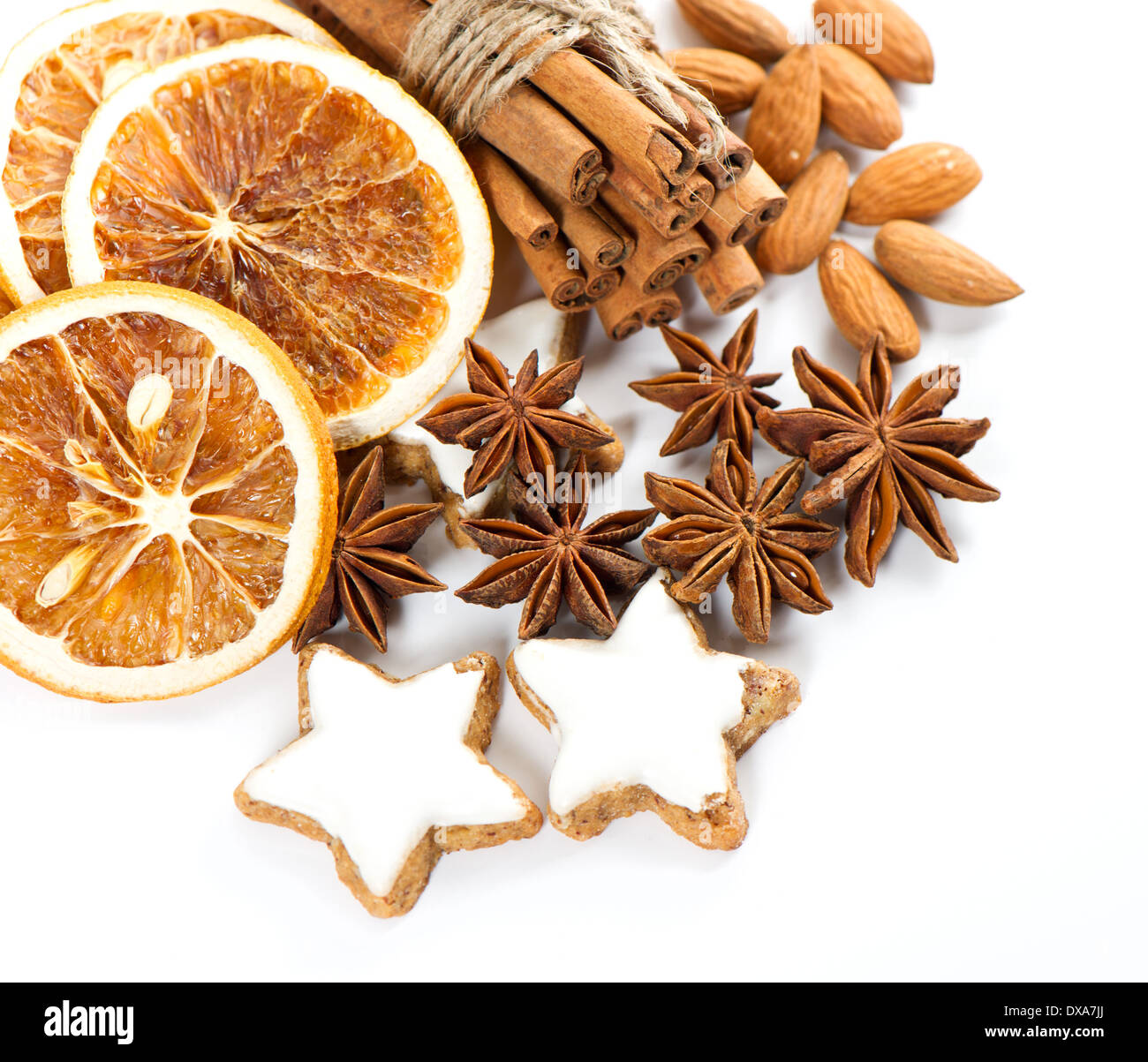Les bâtons de cannelle, d'anis étoile et les tranches d'orange séchées biscuits de Noël. Banque D'Images