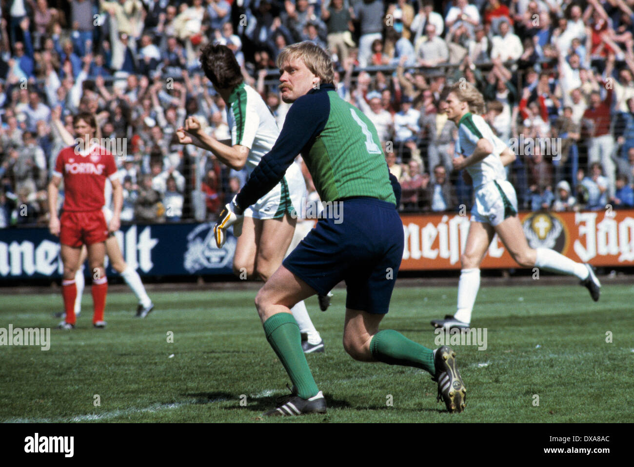 Football, Bundesliga, 1983/1984, le stade am Boekelberg, Borussia Moenchengladbach contre 1. FC Kaiserslautern 3:2, scène du match, gardien Ronnie Hellstroem (FCK) Banque D'Images