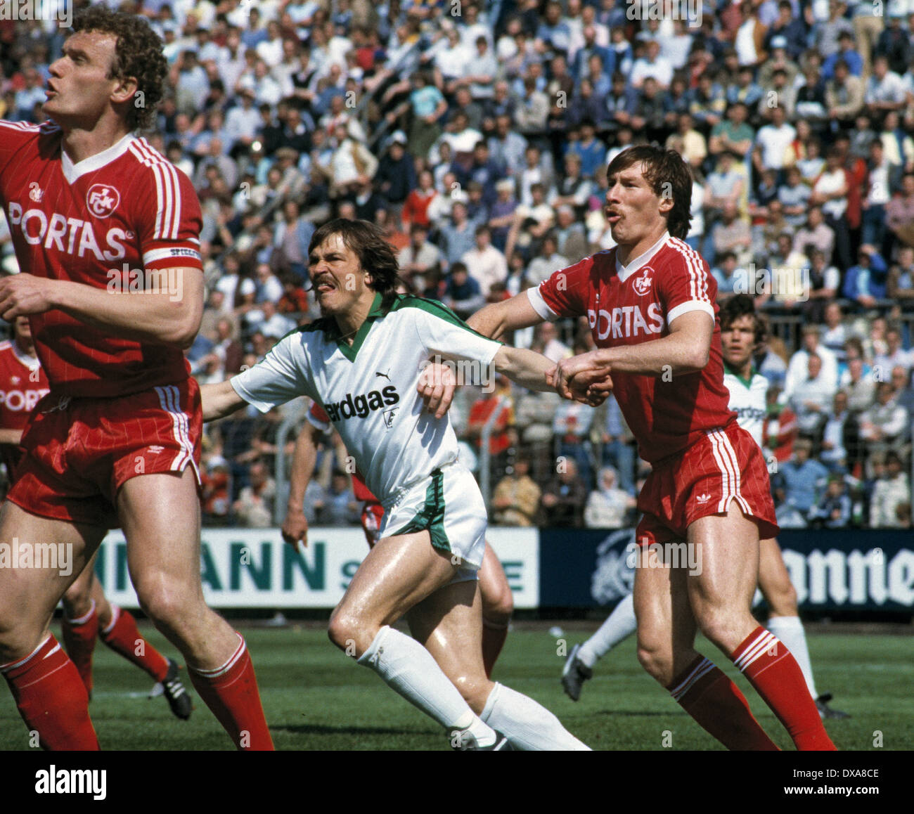 Football, Bundesliga, 1983/1984, le stade am Boekelberg, Borussia Moenchengladbach contre 1. FC Kaiserslautern 3:2, scène du match, f.l.t.r. Hans-Peter Briegel (FCK), Ewald Lienen (MG), Wolfgang Wolf (FCK) Banque D'Images