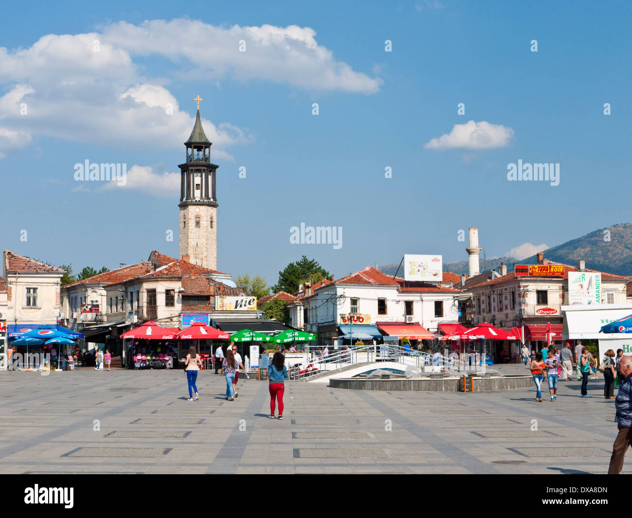 Metodija Satarov Sarlo, la place principale de la ville de Prilep, Macédoine, montrant tour de l'horloge et minaret de la mosquée en ruine Banque D'Images