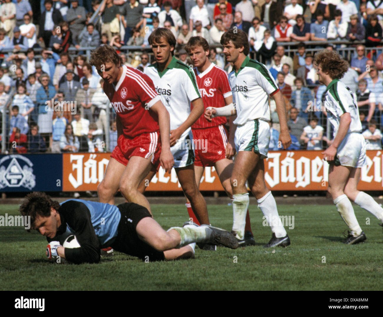 Football, Bundesliga, 1983/1984, le stade am Boekelberg, Borussia Moenchengladbach contre 1. FC Kaiserslautern 3:2, scène du match, f.l.t.r. enregistrer de keeper Ulrich Sude (MG), Norbert Eilenfeldt (FCK), Michael Frontzeck (MG), Torbjoern Nilsson (FCK), thé Banque D'Images