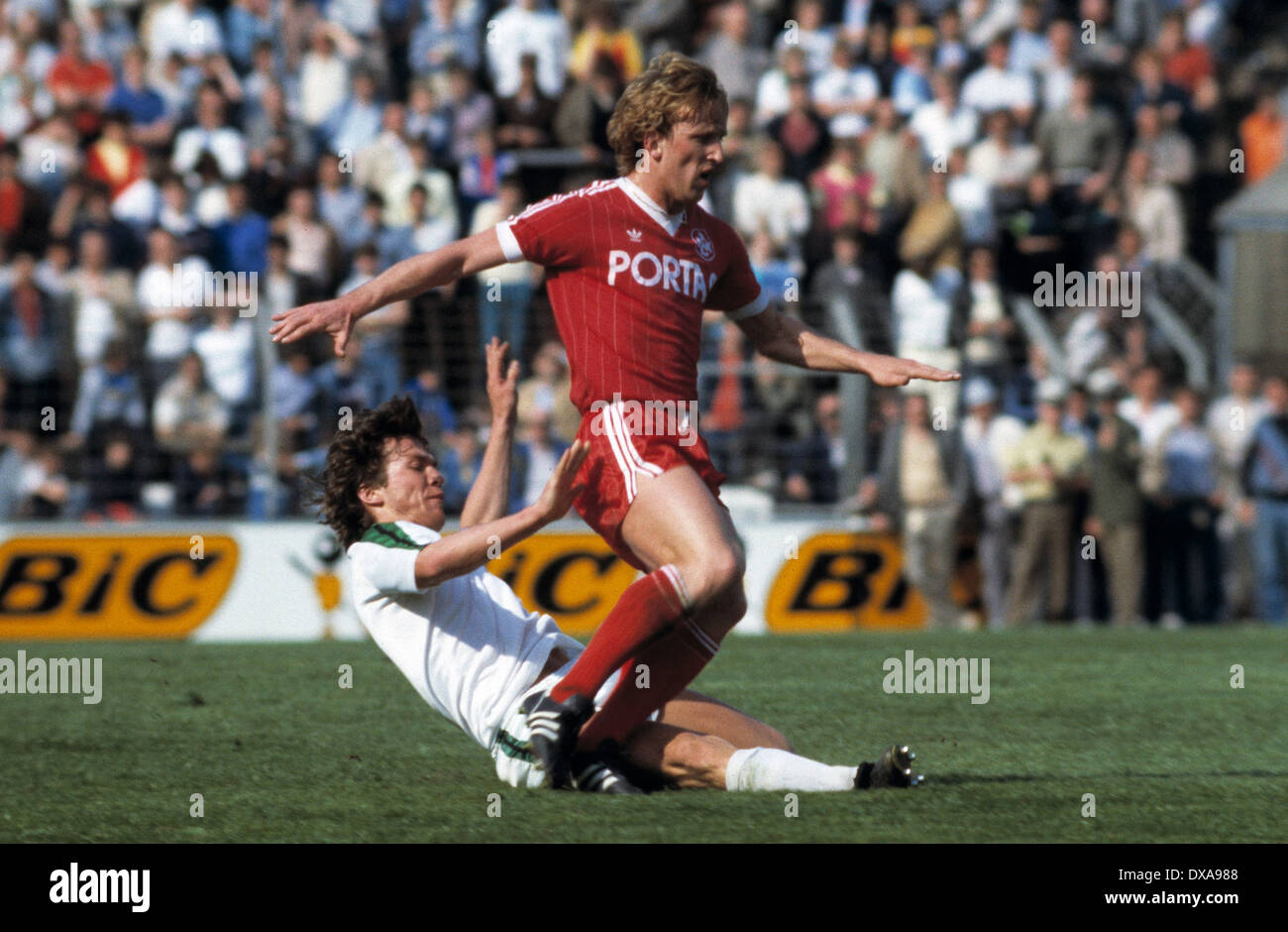 Football, Bundesliga, 1983/1984, le stade am Boekelberg, Borussia Moenchengladbach contre 1. FC Kaiserslautern 3:2, scène du match, s'attaquer, Lothar programme Matthaeus (MG) à gauche et d'Andreas Brehme (FCK) Banque D'Images