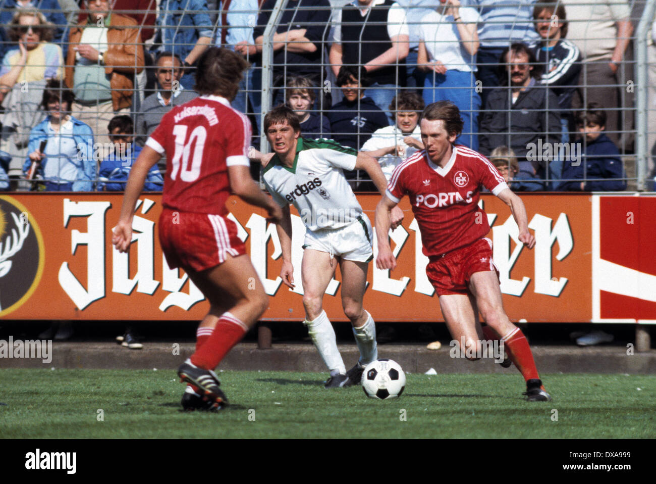 Football, Bundesliga, 1983/1984, le stade am Boekelberg, Borussia Moenchengladbach contre 1. FC Kaiserslautern 3:2, scène du match, Werner Melzer (FCK) en possession de la balle, 2.F.R. Bernd Krauss (MG) Banque D'Images