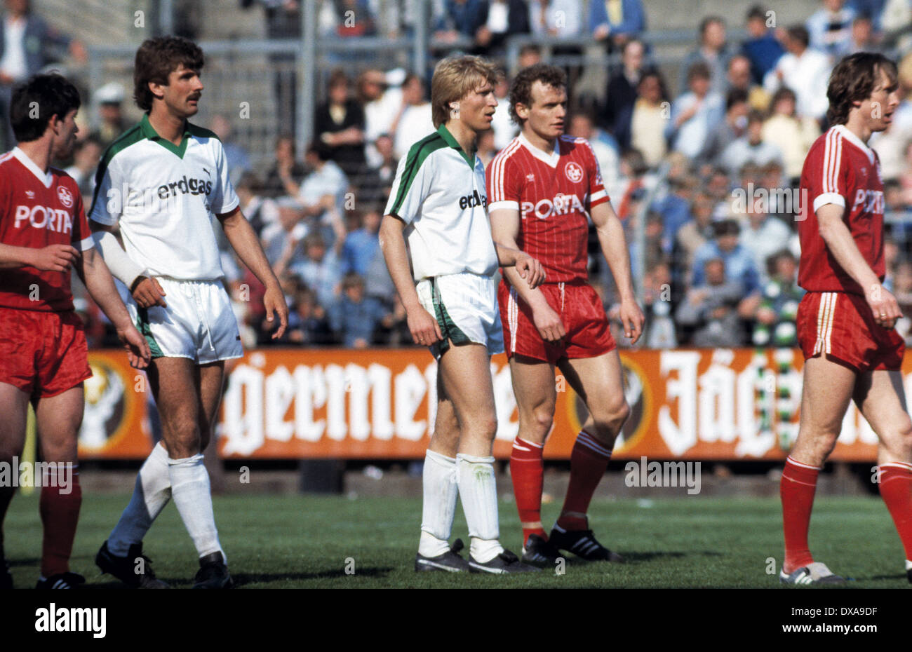 Football, Bundesliga, 1983/1984, le stade am Boekelberg, Borussia Moenchengladbach contre 1. FC Kaiserslautern 3:2, scène du match, f.l.t.r. Herbert Hoos (FCK), chef d'équipe Wilfried Hannes (MG), Uwe Rahn (MG), chef d'équipe Hans-Peter Briegel (FCK), Wern Banque D'Images