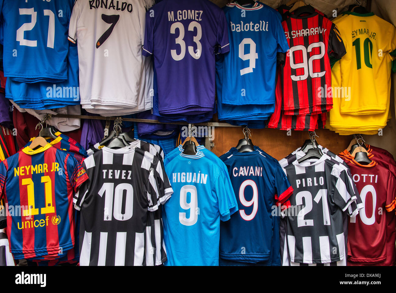 L'équipe de soccer star player futball chandails pour la vente, Italie  Photo Stock - Alamy
