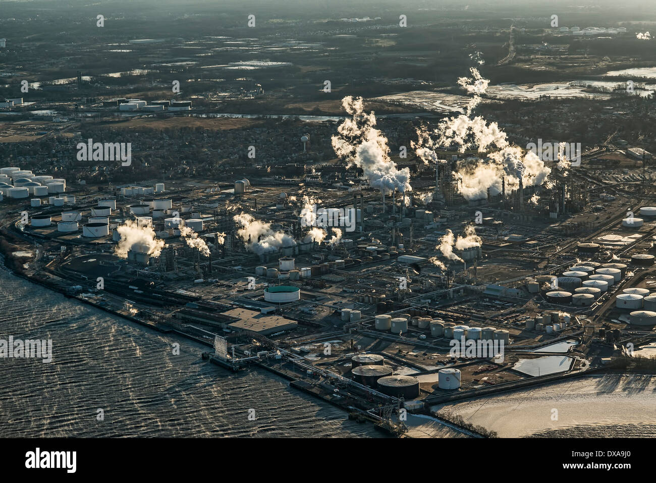 Vue aérienne d'une raffinerie de pétrole, Philadelphia, Pennsylvania, USA Banque D'Images