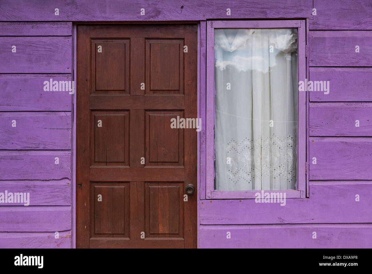 Violet Couleur façade d'une maison typique de la Jamaïque, Jamaïque. Banque D'Images