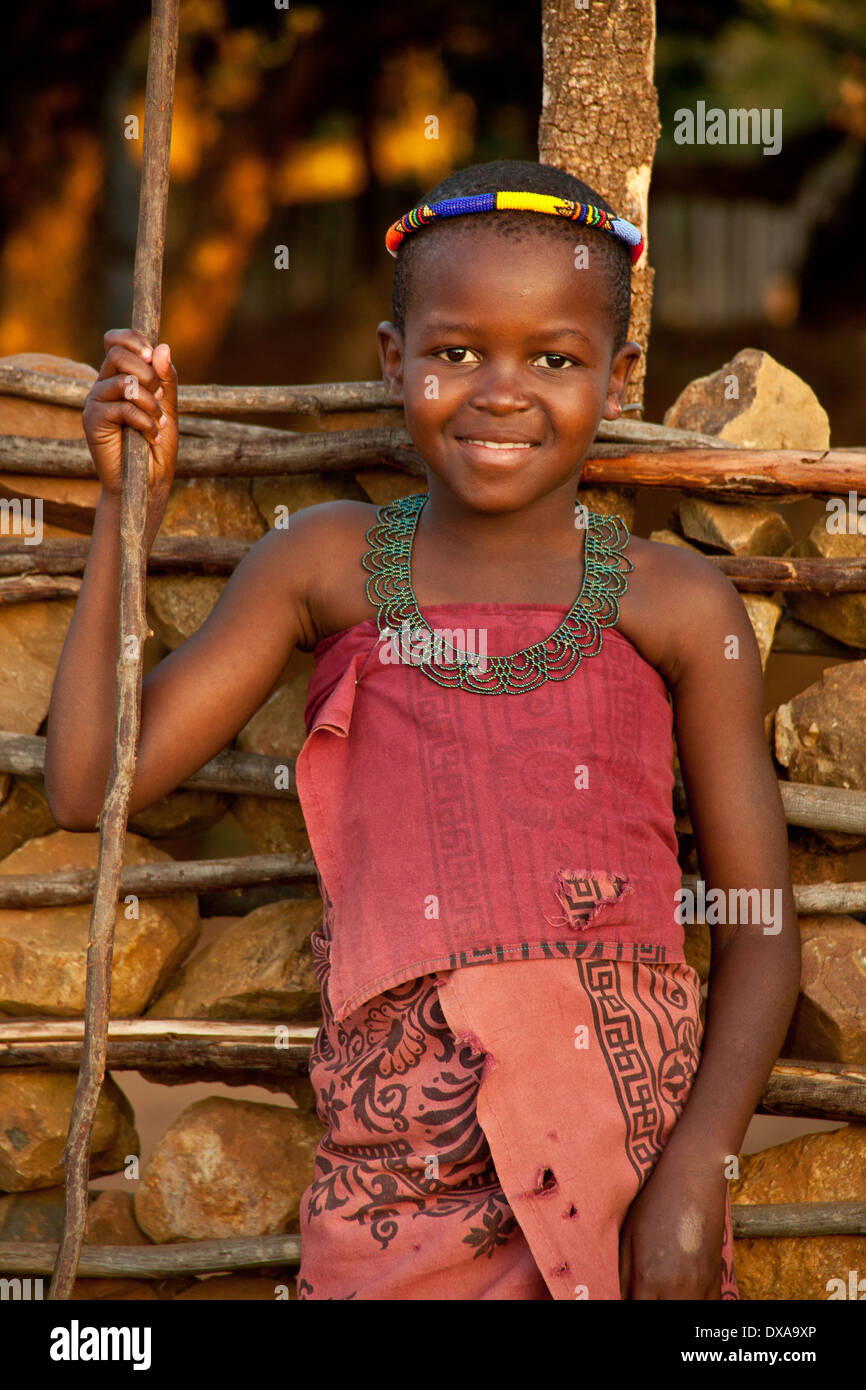 Le plus jeune danseur à Shakaland Zulu village culturel en Afrique du Sud. Banque D'Images