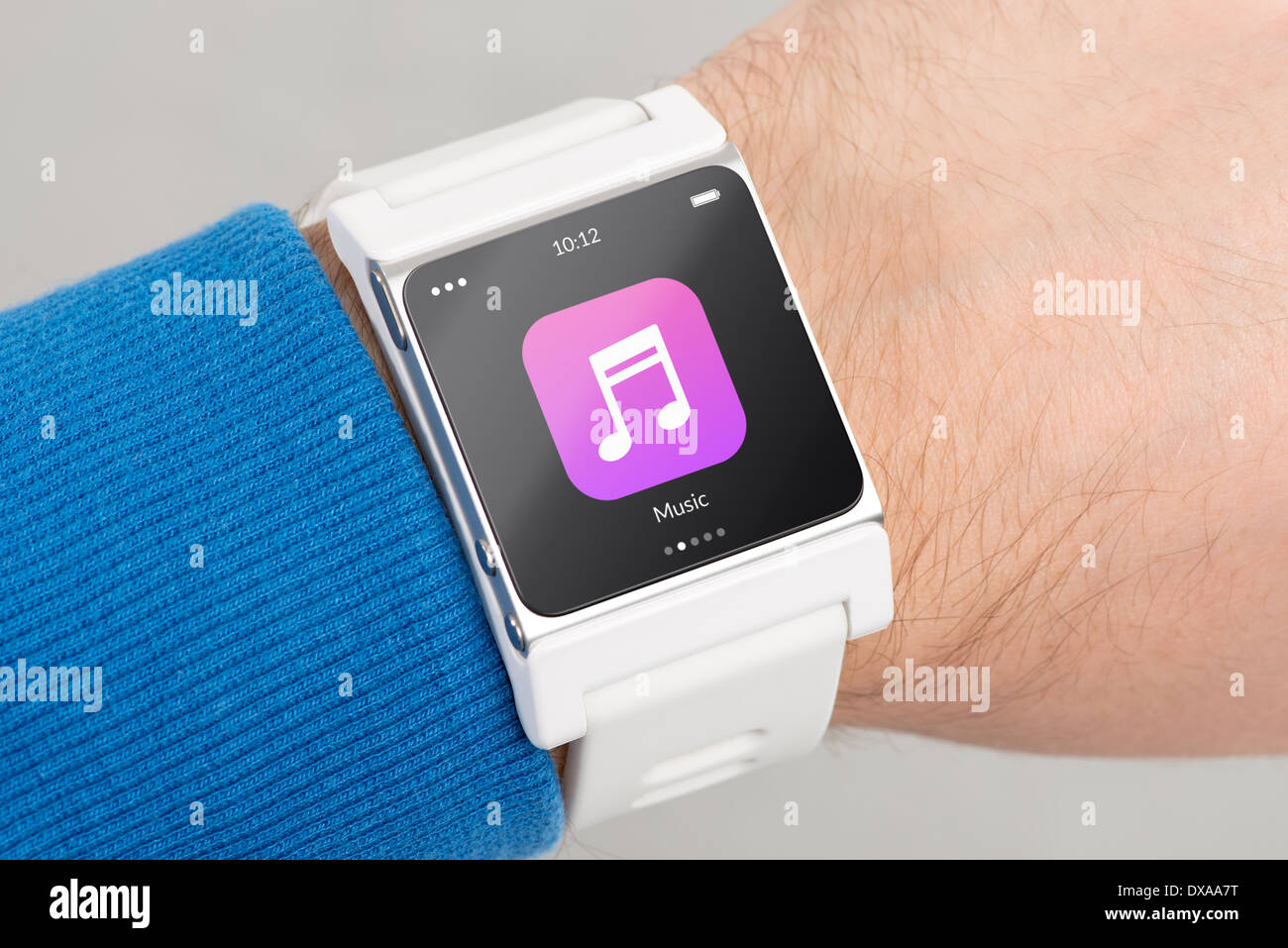 Close up smart blanc montre à l'app Musique icône sur l'écran est en main Banque D'Images