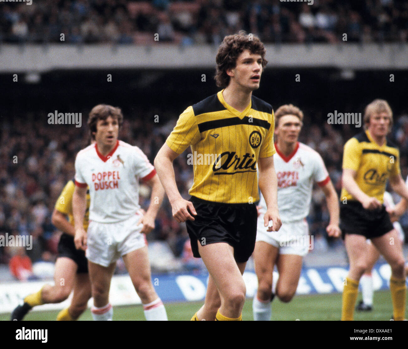 Football, Bundesliga, 1983/1984, Muengersdorf, stade 1. FC Cologne contre Borussia Dortmund 5:2, scène du match, Michael Zorc (BVB) de l'avant, derrière l'f.l.t.r. Klaus Fischer (FCK), Paul Steiner (FCK), Franz-Josef Tenhagen (BVB) Banque D'Images