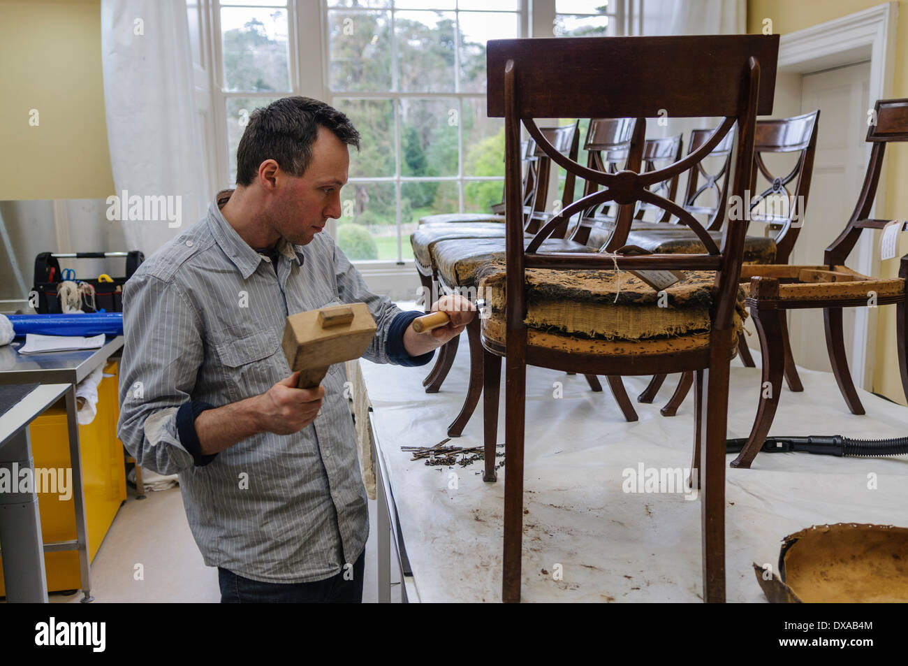 Restauration de chaise antique Banque de photographies et d'images à haute  résolution - Alamy