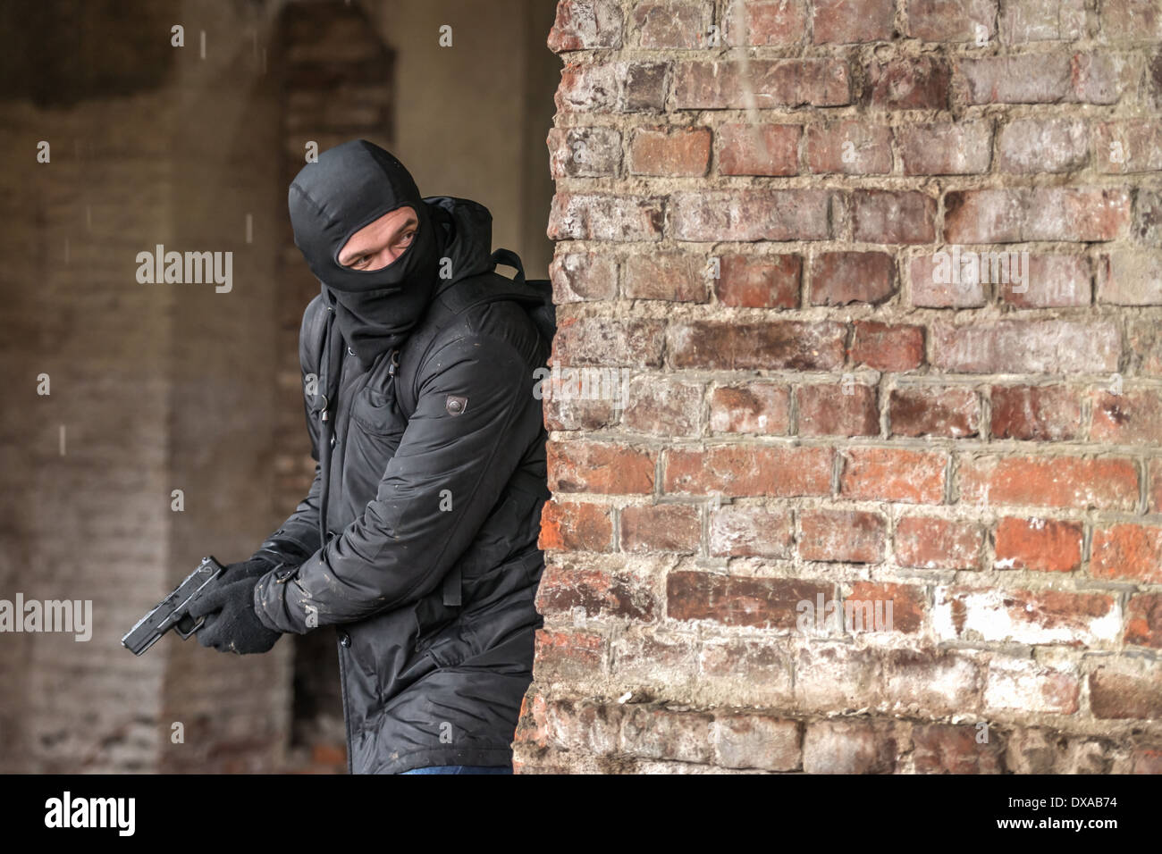 L'homme à masquer avec pistolet Banque D'Images