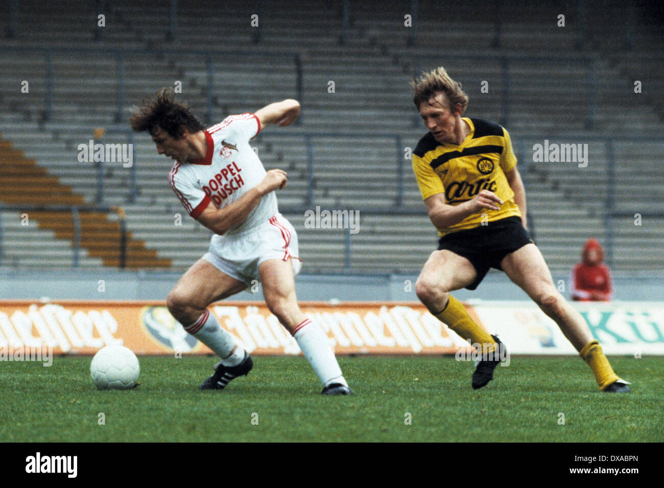 Spielszene, Zweikampf, Klaus Fischer (FCK) liens und Franz-Josef Tenhagen (BVB), Fussball, Bundesliga, 1983/1984, 1. FC Koeln ge Banque D'Images