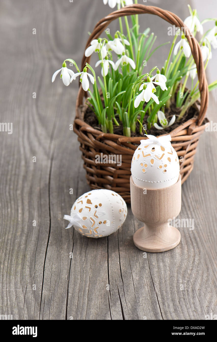 Composition de Pâques avec des oeufs et fleurs de printemps perce-neige. Banque D'Images