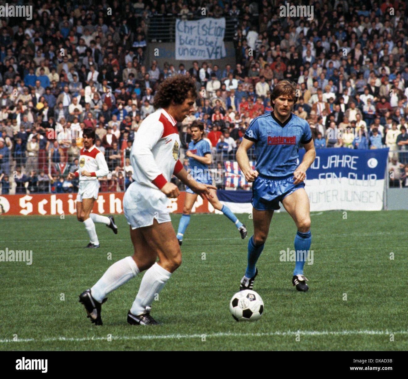 Football, Bundesliga, 1983/1984, stade de la Ruhr, Bochum contre Fortuna Düsseldorf en 6:1, scène du match, Josef Weikl (Fortuna) en droit de possession de la balle, Lothar Woelk (Bochum) Banque D'Images