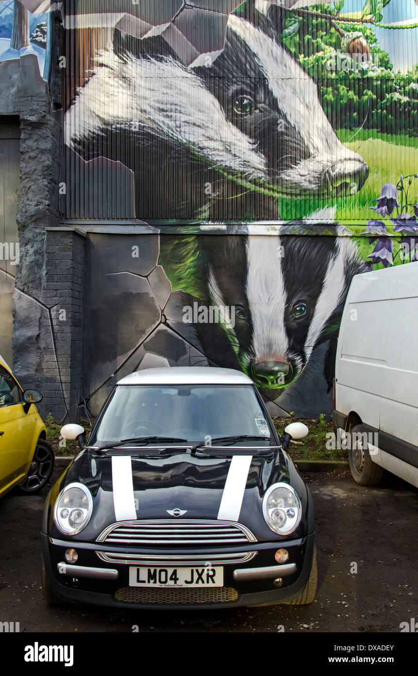 La voiture qui veut être un blaireau - faune peint murale dans un parking sur Ingram Street dans le centre-ville de Glasgow. Banque D'Images