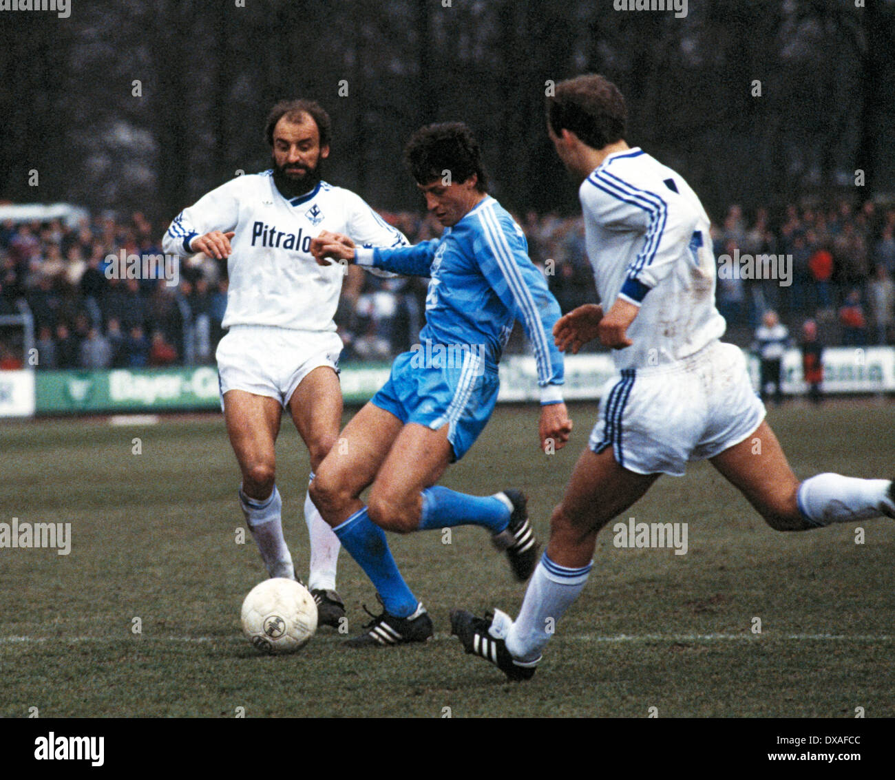 Football, Bundesliga, 1984/1985, Grotenburg Stadium, FC Bayer 05 Uerdingen versus SV Waldhof Mannheim 2:2, scène du match, f.l.t.r. Rainer Scholz (SVW), Franz Raschid (Bayer), Dimitrios (SVW) Tsionanis Banque D'Images