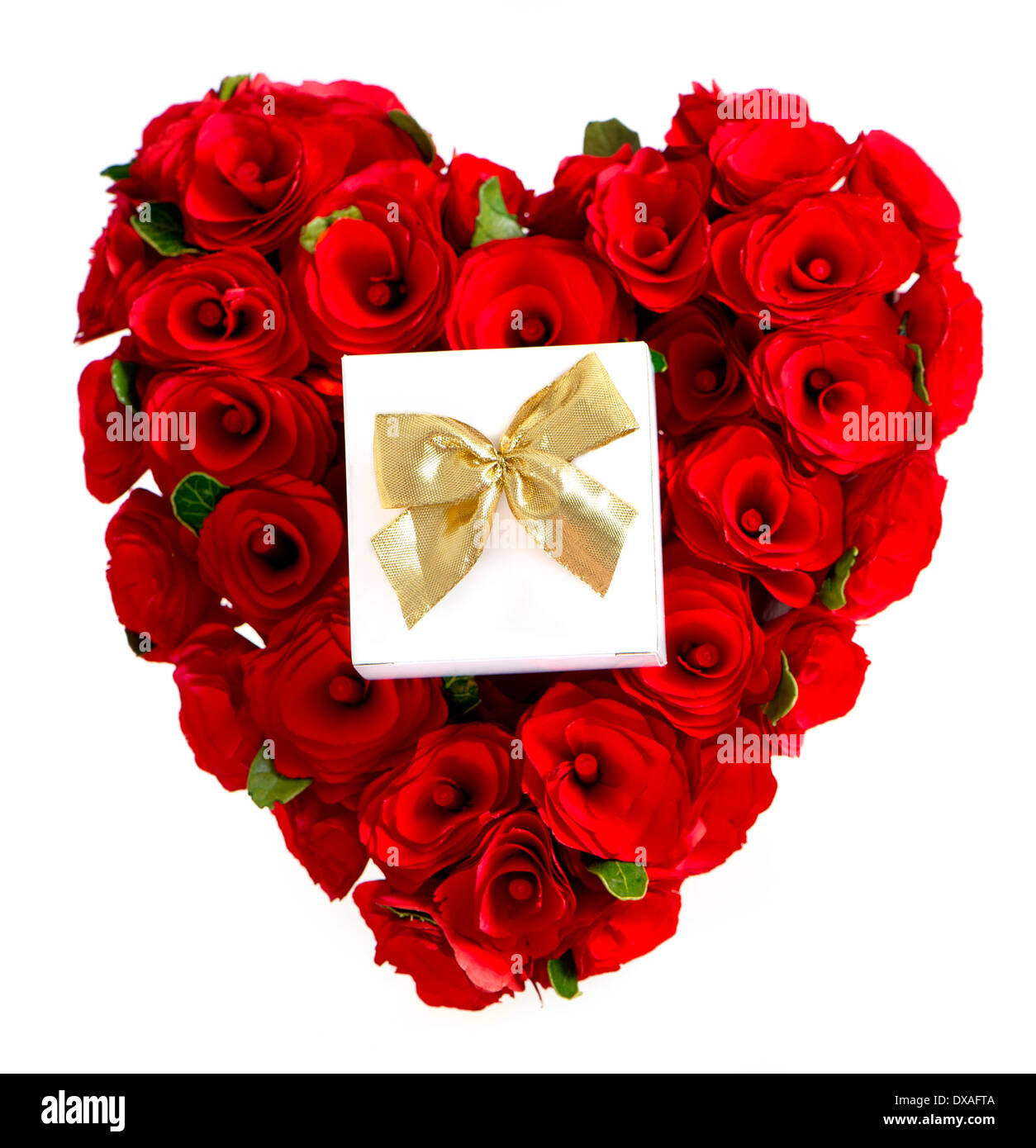 Coeur de roses rouges avec une boîte cadeau sur fond blanc Banque D'Images