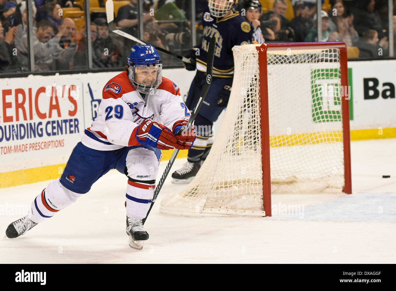 Boston, Massachusetts, USA. Mar 21, 2014. 21 mars, 2014 - Boston, Massachusetts, États-Unis - UMASS Lowell's Derek Arnold (29) réagit à son but durant le tournoi NCAA Est Hockey match entre UMass et Notre Dame tenue au TD Garden de Boston au Massachusetts. Eric Canha/CSM/Alamy Live News Banque D'Images