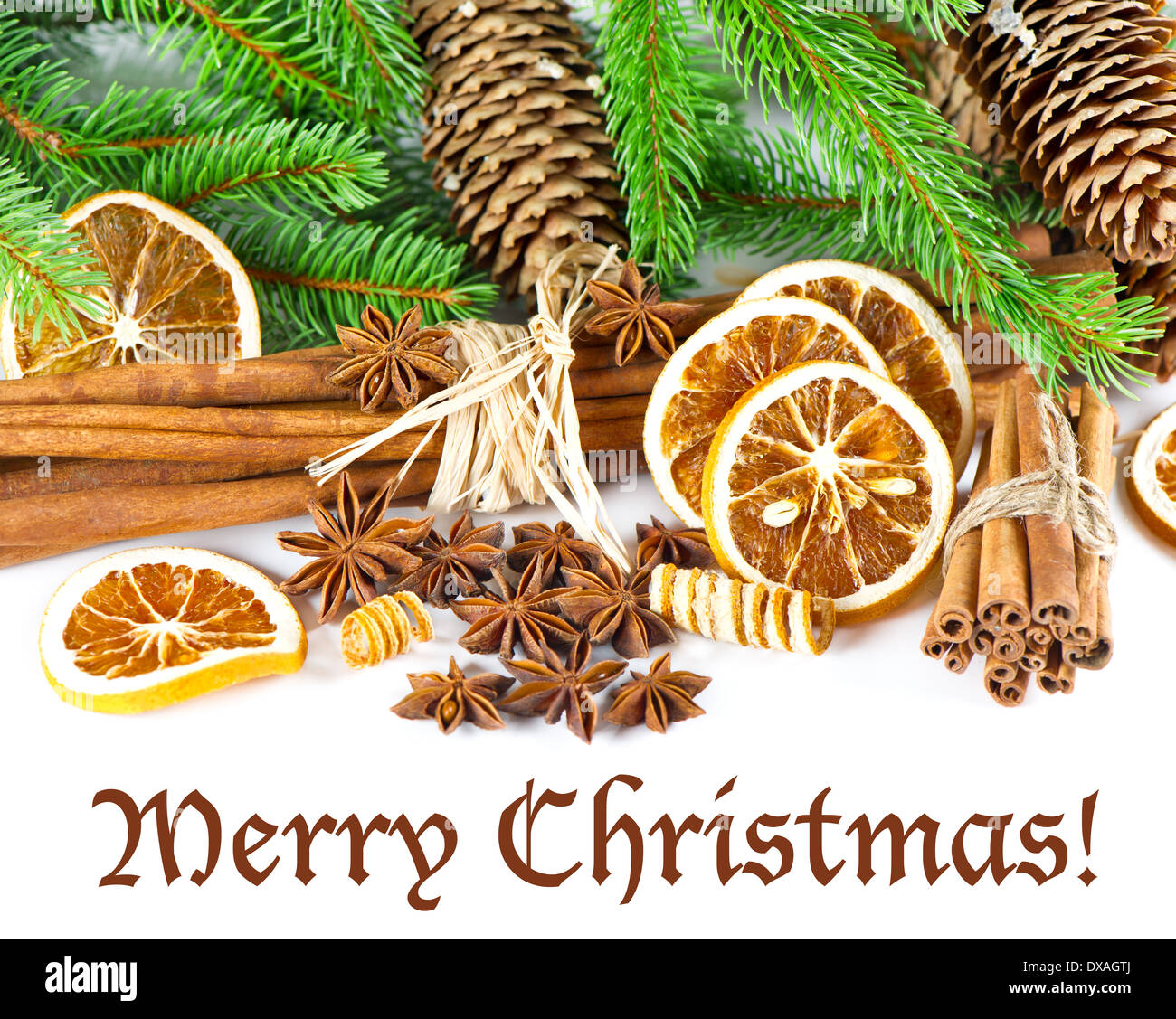 Les bâtons de cannelle, d'anis étoile et les tranches d'orange séchée avec le brunch du pin Banque D'Images