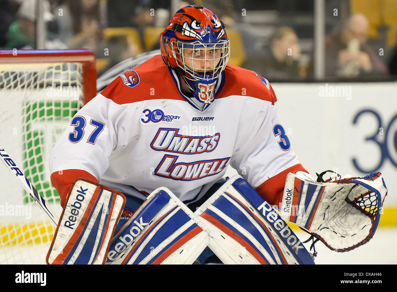 Boston, Massachusetts, USA. Mar 21, 2014. 21 mars, 2014 - Boston, Massachusetts, États-Unis - UMASS Lowell's Connor Hellebuyck (37) à l'action de jeu au cours de la NCAA tournoi de hockey East match entre UMass et Notre Dame tenue au TD Garden de Boston au Massachusetts. Eric Canha/CSM/Alamy Live News Banque D'Images