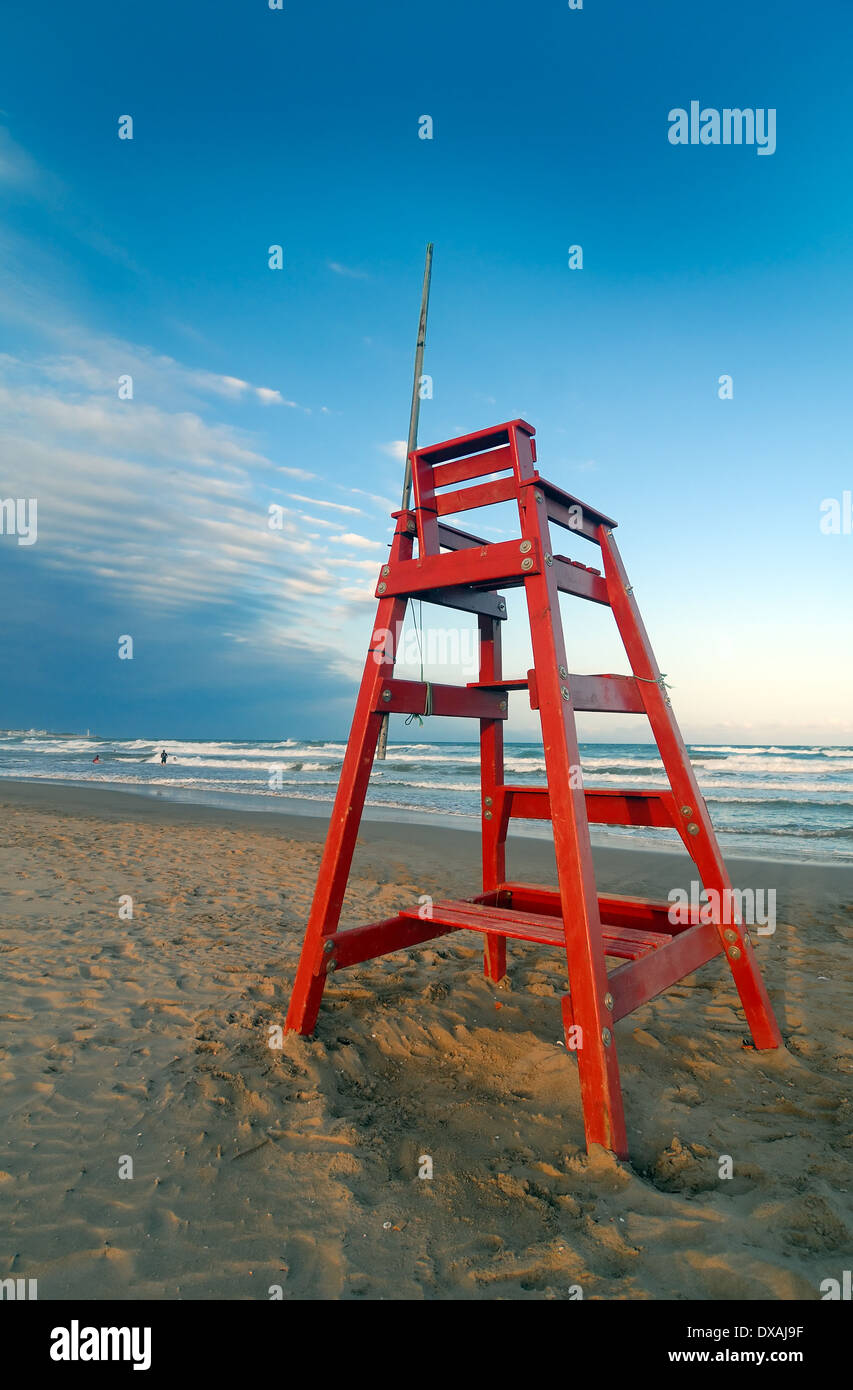 Baywatch rouge chaise face à la mer Banque D'Images