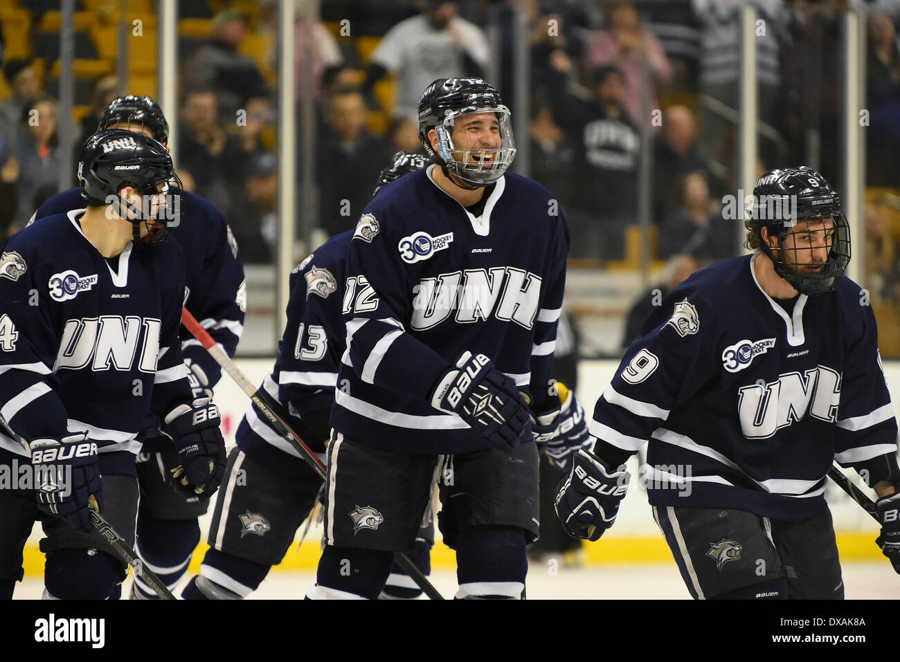 Boston, Massachusetts, USA. Mar 21, 2014. 21 mars, 2014 - Boston, Massachusetts, États-Unis - University of New Hampshire, l'Agosta Justin (12) réagit après avoir marqué un but lors de la NCAA tournoi de hockey East match entre Providence College et l'Université du New Hampshire au TD Garden de Boston au Massachusetts. Eric Canha/CSM/Alamy Live News Banque D'Images