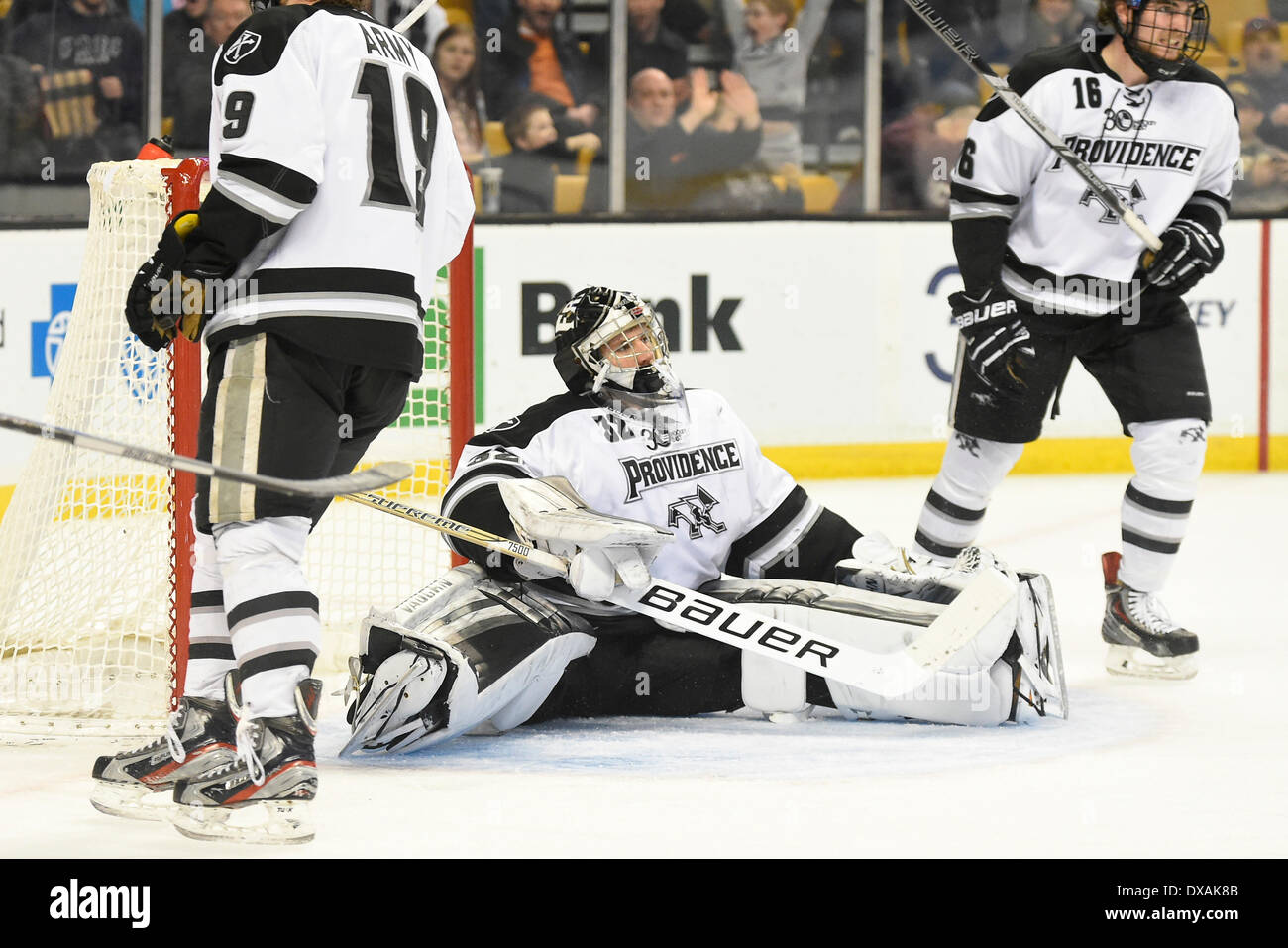 Boston, Massachusetts, USA. Mar 21, 2014. 21 mars, 2014 - Boston, Massachusetts, États-Unis - Providence College's Jon Gillies (32) réagit à avoir un but marqué contre lui pendant le tournoi de hockey East de la NCAA match entre Providence College et l'Université du New Hampshire au TD Garden de Boston au Massachusetts. Eric Canha/CSM/Alamy Live News Banque D'Images