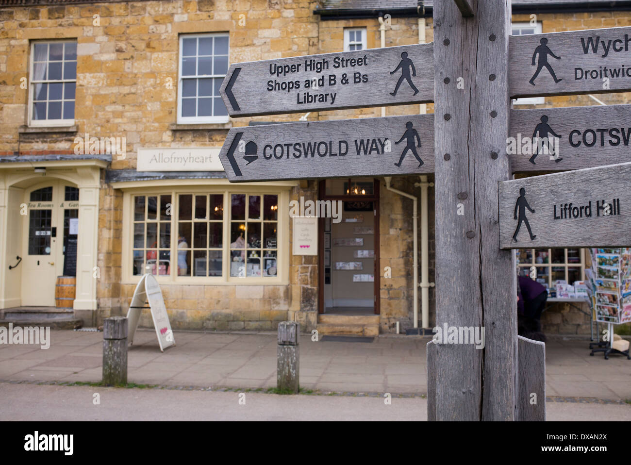 Cotswold Way sign post, Broadway, Cotswolds, Worcestershire, Angleterre. Banque D'Images