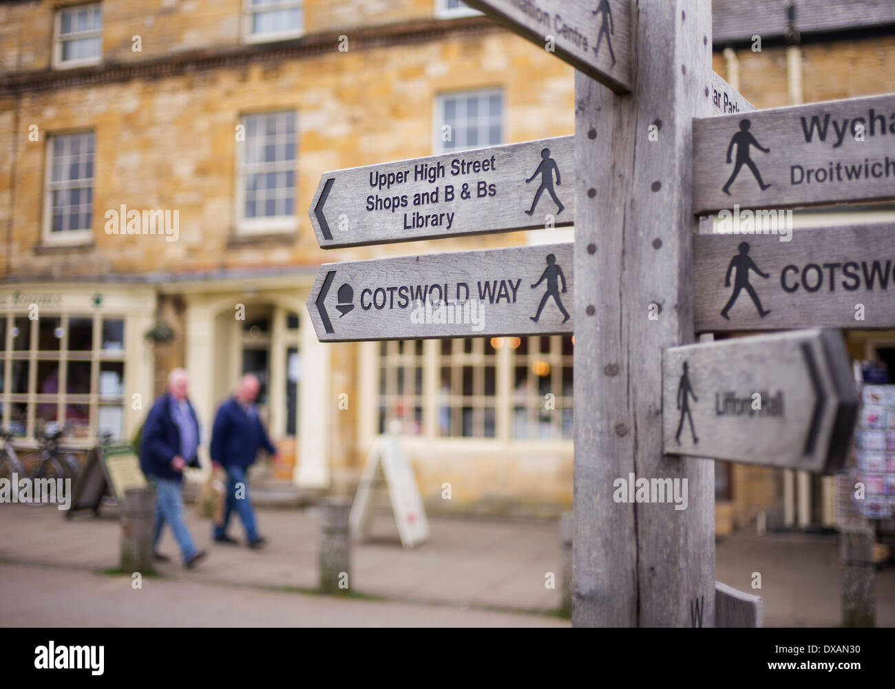 Cotswold Way sign post, Broadway, Cotswolds, Worcestershire, Angleterre. Banque D'Images