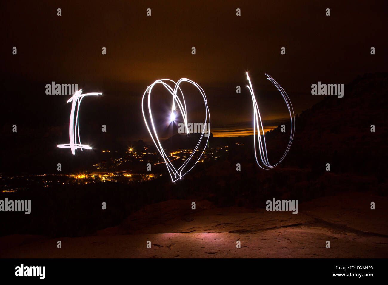 'Je vous aime' peint en lumière pendant une longue exposition de nuit à Sedona, Arizona Banque D'Images