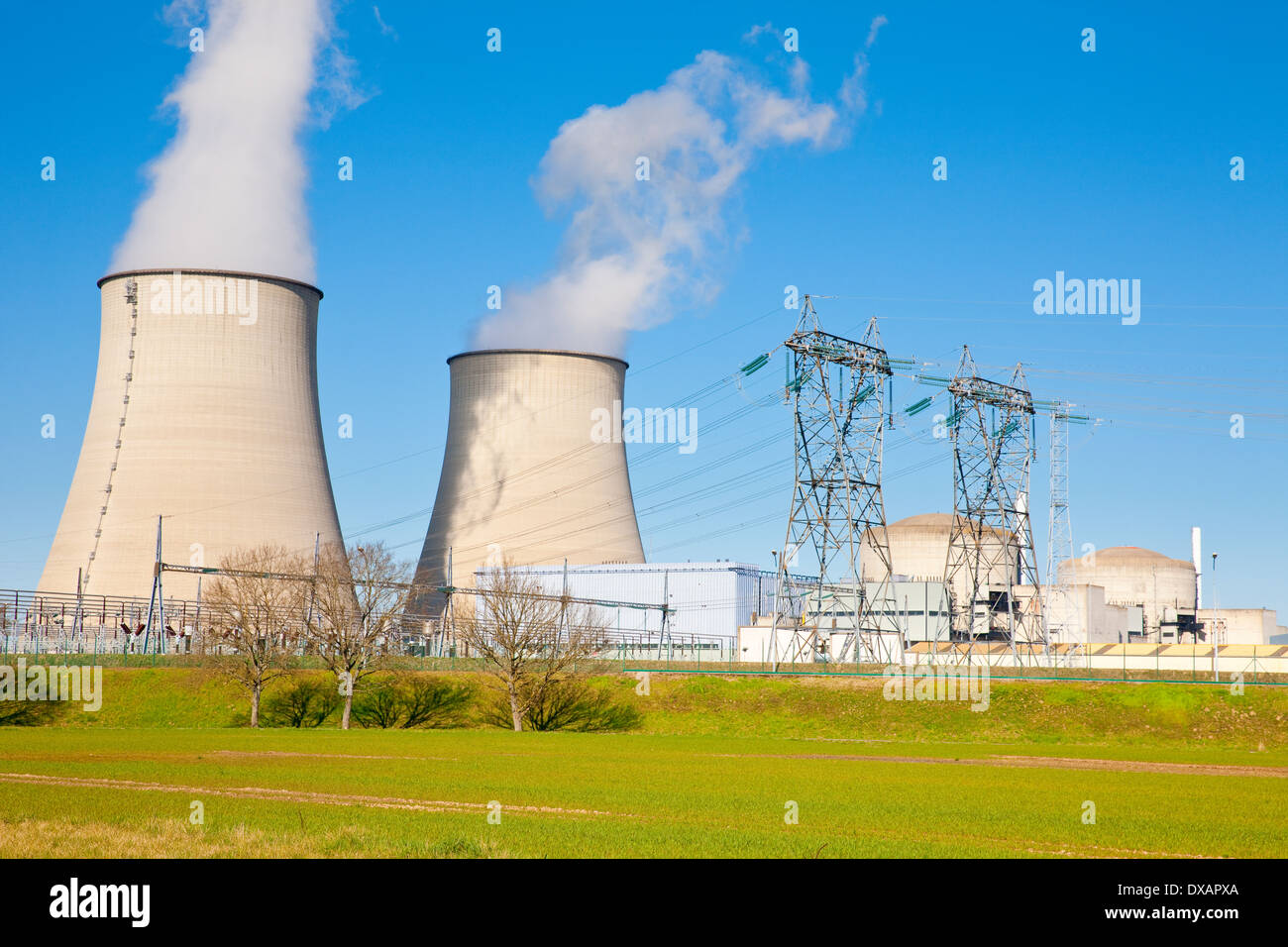 Centrale nucléaire de Belleville, France, au printemps Banque D'Images