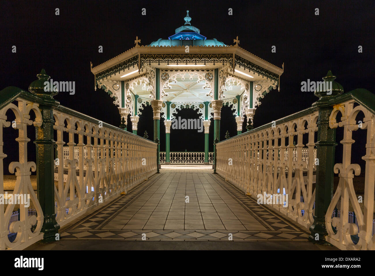 Kiosque, Brighton Beach de nuit Banque D'Images