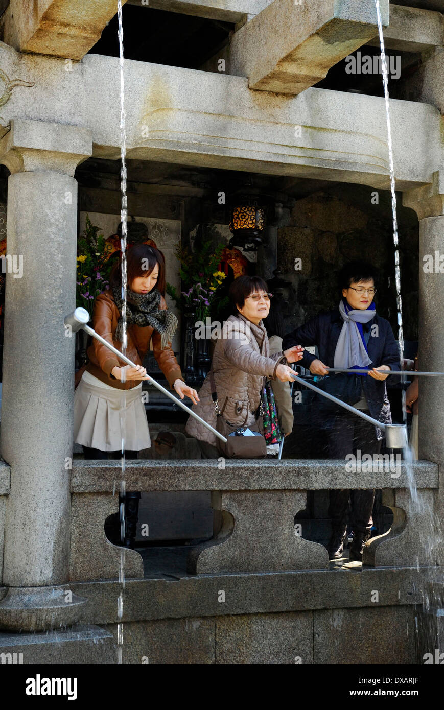 Les visiteurs avec des louches, Kyoto Banque D'Images
