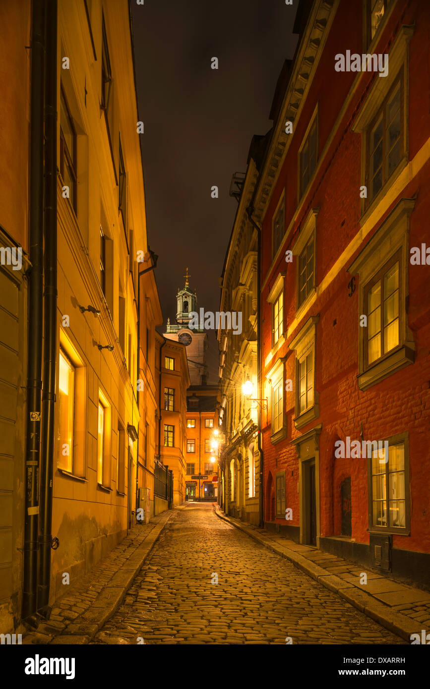 Vue nocturne de la cathédrale de Stockholm, vu de Stora, Gråmunkegränd à Gamla Stan, la vieille ville de Stockholm, Suède. Banque D'Images
