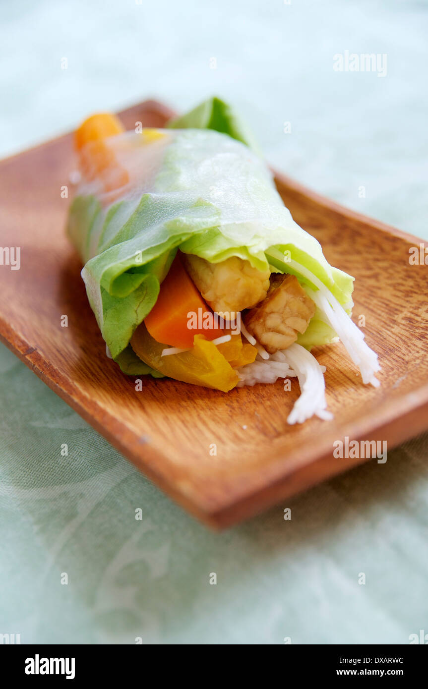 Ces rouleaux de salade de tempeh de faire un bon déjeuner léger ou un apéritif. Banque D'Images