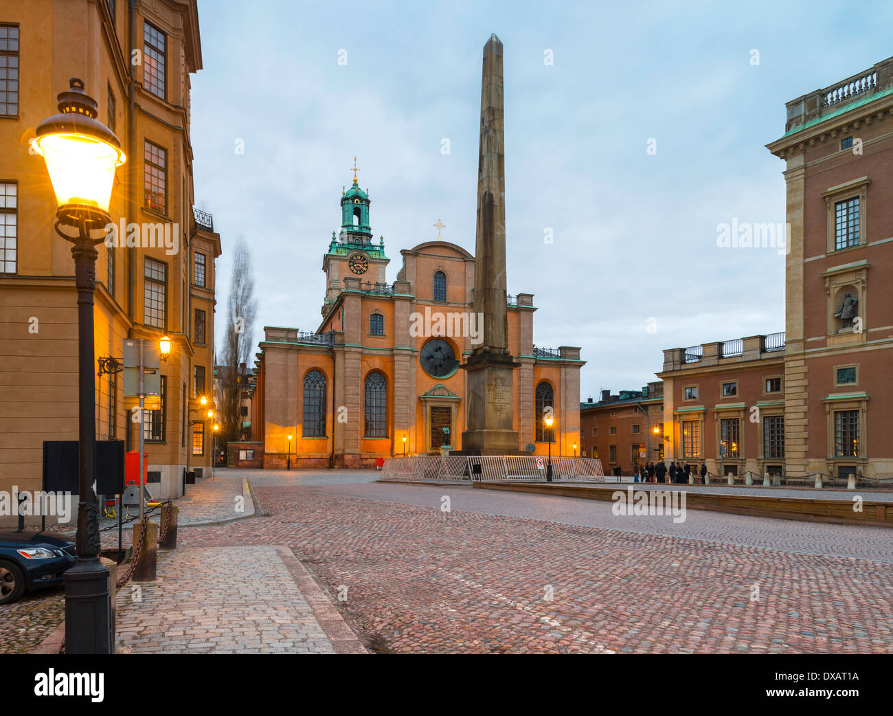 Jusqu'à la cathédrale de Stockholm vers Slottsbacken et l'obélisque de granit, Stockholm, Suède. Le Palais Royal est à droite. Banque D'Images