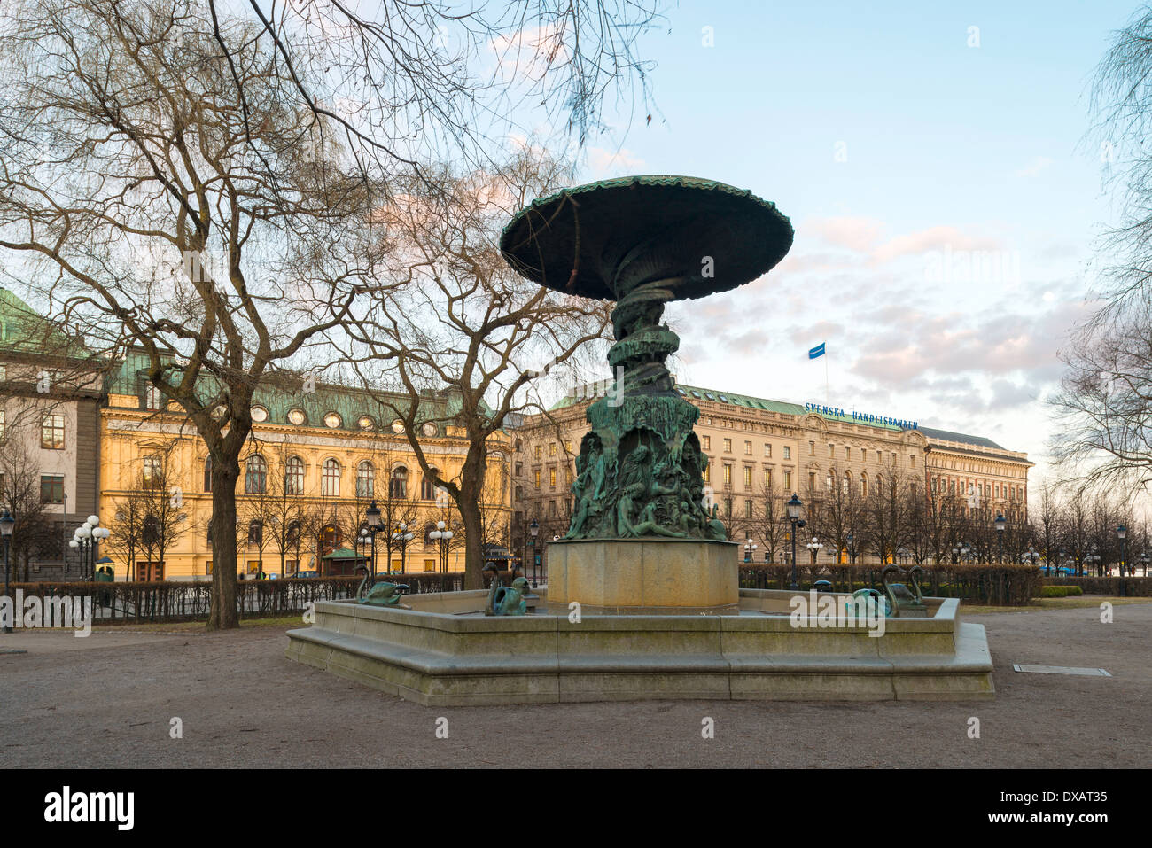 La tombée de la fontaine de pierre (1873) ('Kungsträdgården dans jardin du roi"), un parc dans le centre de Stockholm, en Suède. Banque D'Images