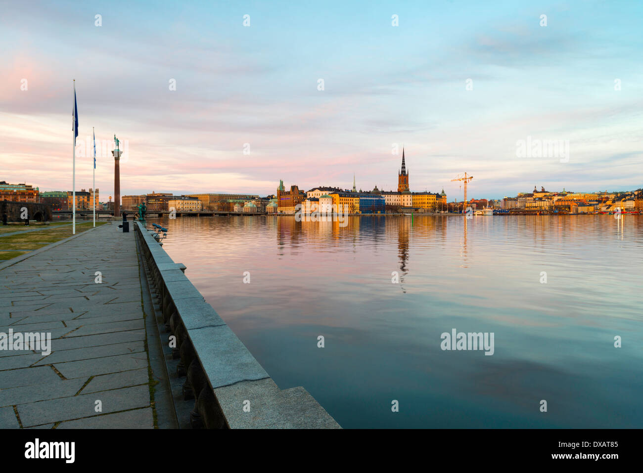 Vue sur l'Hôtel de Ville de Stockholm de Riddarfjärden Park (tadshusparken «'), Norrmalm, Stockholm, Suède Banque D'Images