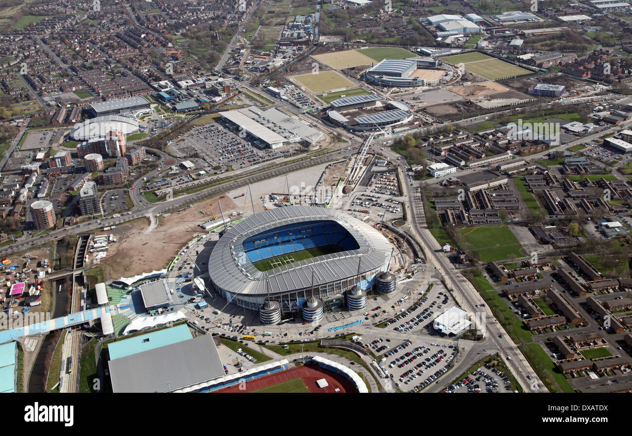 Vue aérienne de l'Etihad Stadium, domicile du Manchester City Football Club et montrant le développement sportif à proximité Banque D'Images