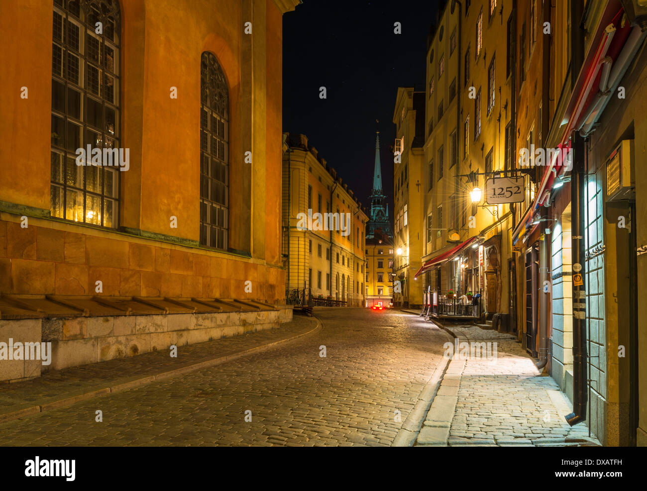 Trångsund, une rue pavée à Gamla Stan, la vieille ville, de Stockholm, Suède. Le bâtiment, à gauche, est la cathédrale de Stockholm. Banque D'Images