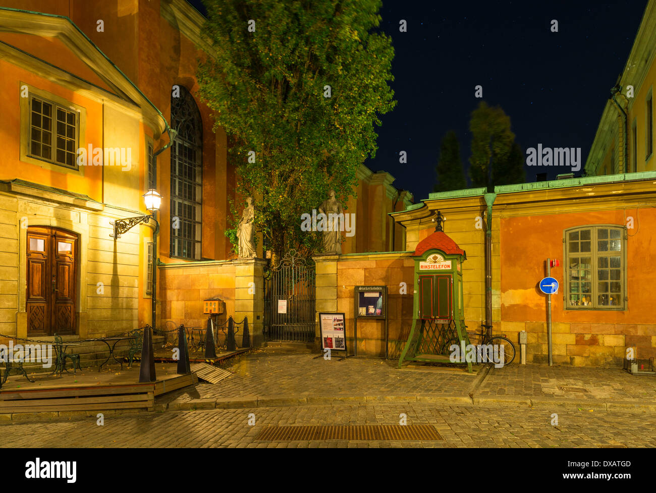 Trångsund, une rue pavée à Gamla Stan, la vieille ville, de Stockholm, Suède. Le bâtiment, à gauche, est la cathédrale de Stockholm. Banque D'Images