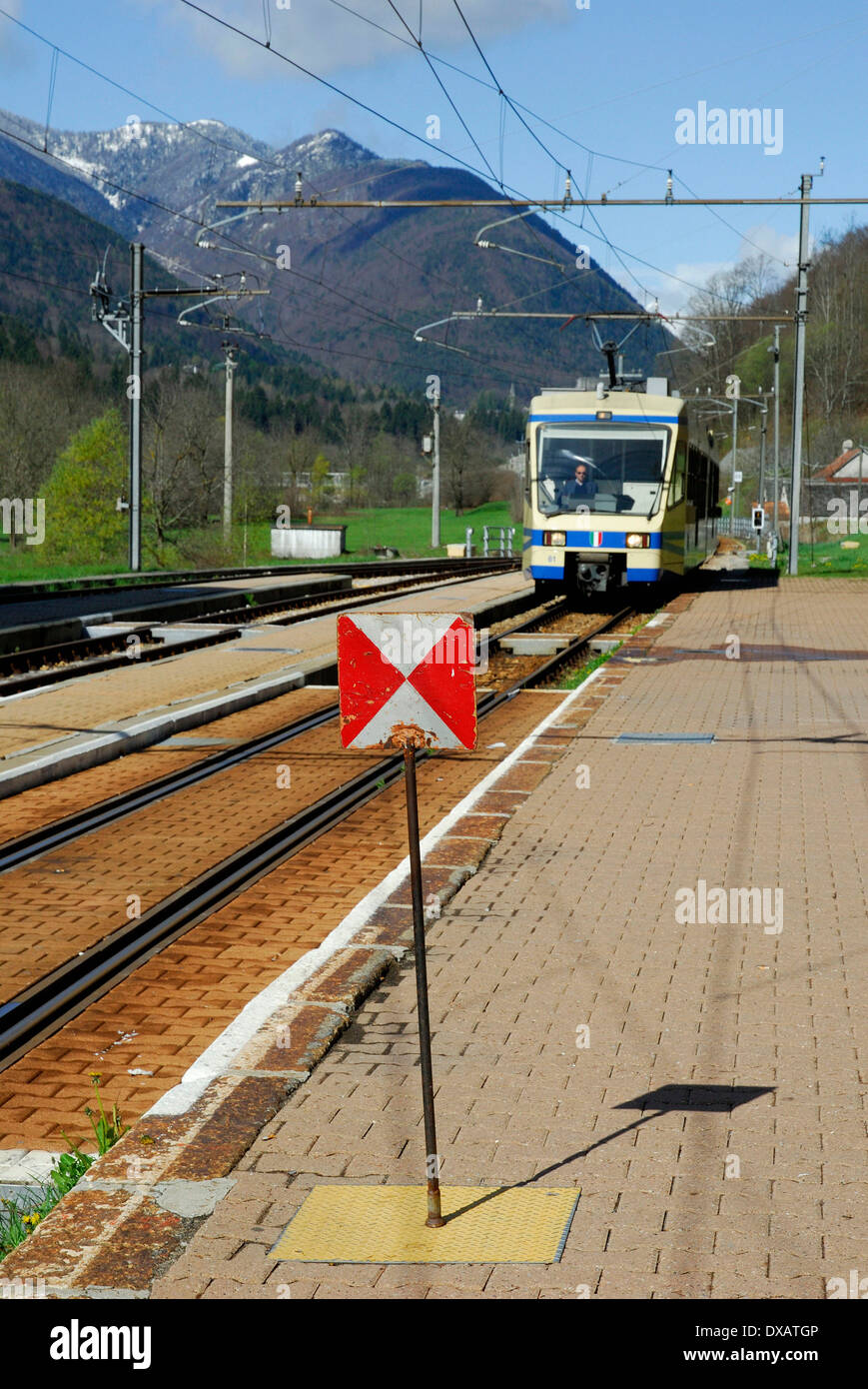 Signal d'arrêt, le train des Centovalli, Re Banque D'Images